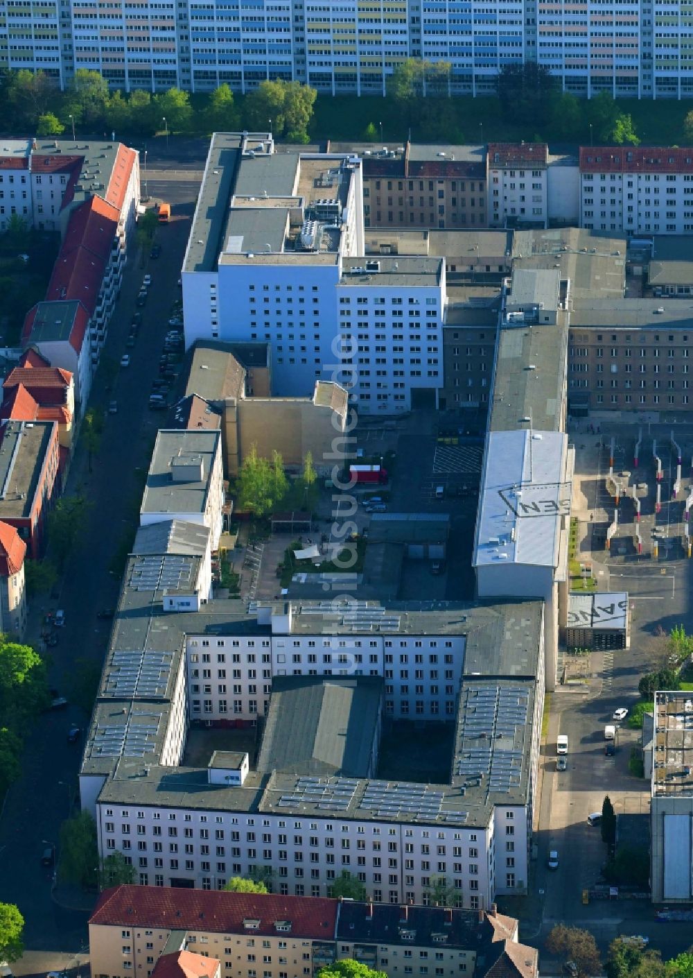 Luftaufnahme Berlin - Gebäudekomplex der Stasi-Gedenkstätte des ehemaligen MfS Ministerium für Staatssicherheit der DDR in der Ruschestraße zwischen Normannenstraße und Frankfurter Allee in Berlin Lichtenberg