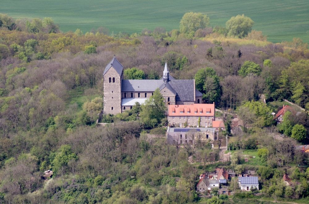 Luftbild Petersberg - Gebäudekomplex Stiftskirche und Klosters St. Peter in Petersberg im Bundesland Sachsen-Anhalt