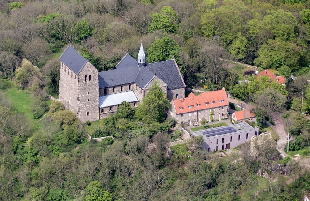 Luftaufnahme Petersberg - Gebäudekomplex Stiftskirche und Klosters St. Peter in Petersberg im Bundesland Sachsen-Anhalt