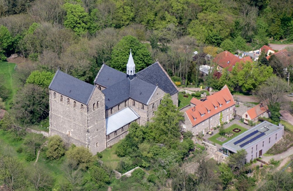 Petersberg von oben - Gebäudekomplex Stiftskirche und Klosters St. Peter in Petersberg im Bundesland Sachsen-Anhalt