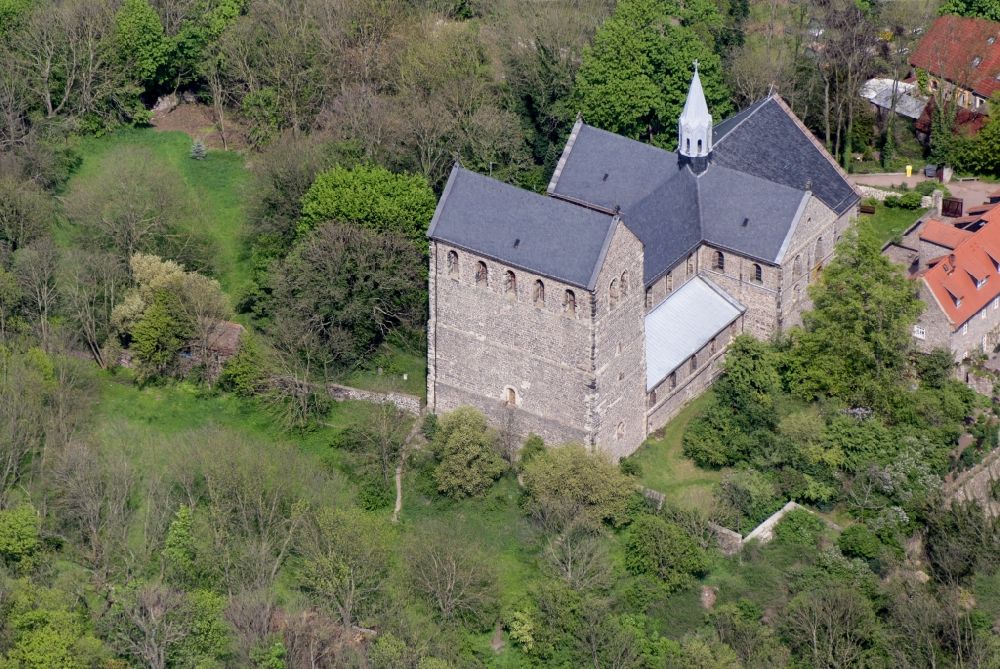 Petersberg aus der Vogelperspektive: Gebäudekomplex Stiftskirche und Klosters St. Peter in Petersberg im Bundesland Sachsen-Anhalt