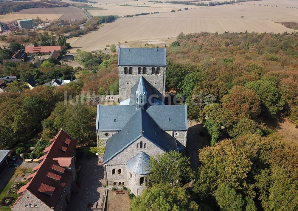 Petersberg aus der Vogelperspektive: Gebäudekomplex Stiftskirche und Klosters St. Peter in Petersberg im Bundesland Sachsen-Anhalt
