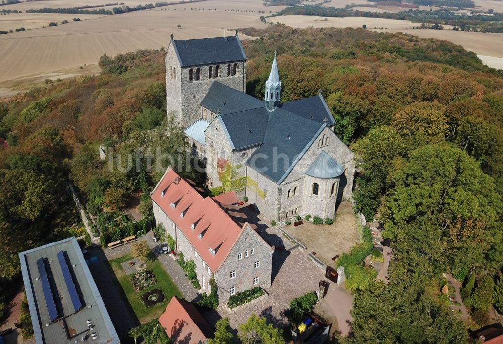 Luftbild Petersberg - Gebäudekomplex Stiftskirche und Klosters St. Peter in Petersberg im Bundesland Sachsen-Anhalt