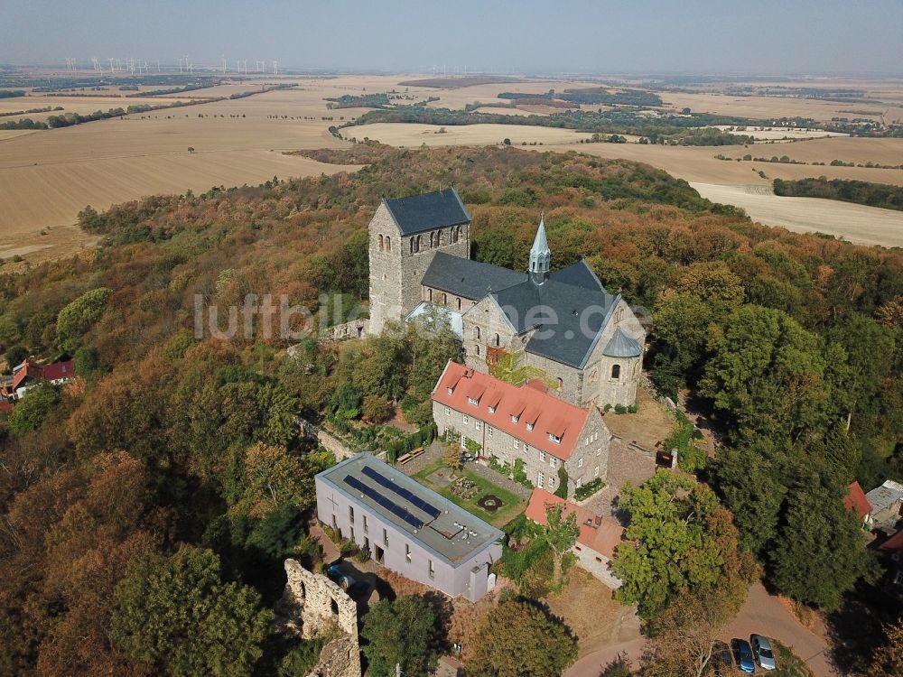 Petersberg von oben - Gebäudekomplex Stiftskirche und Klosters St. Peter in Petersberg im Bundesland Sachsen-Anhalt