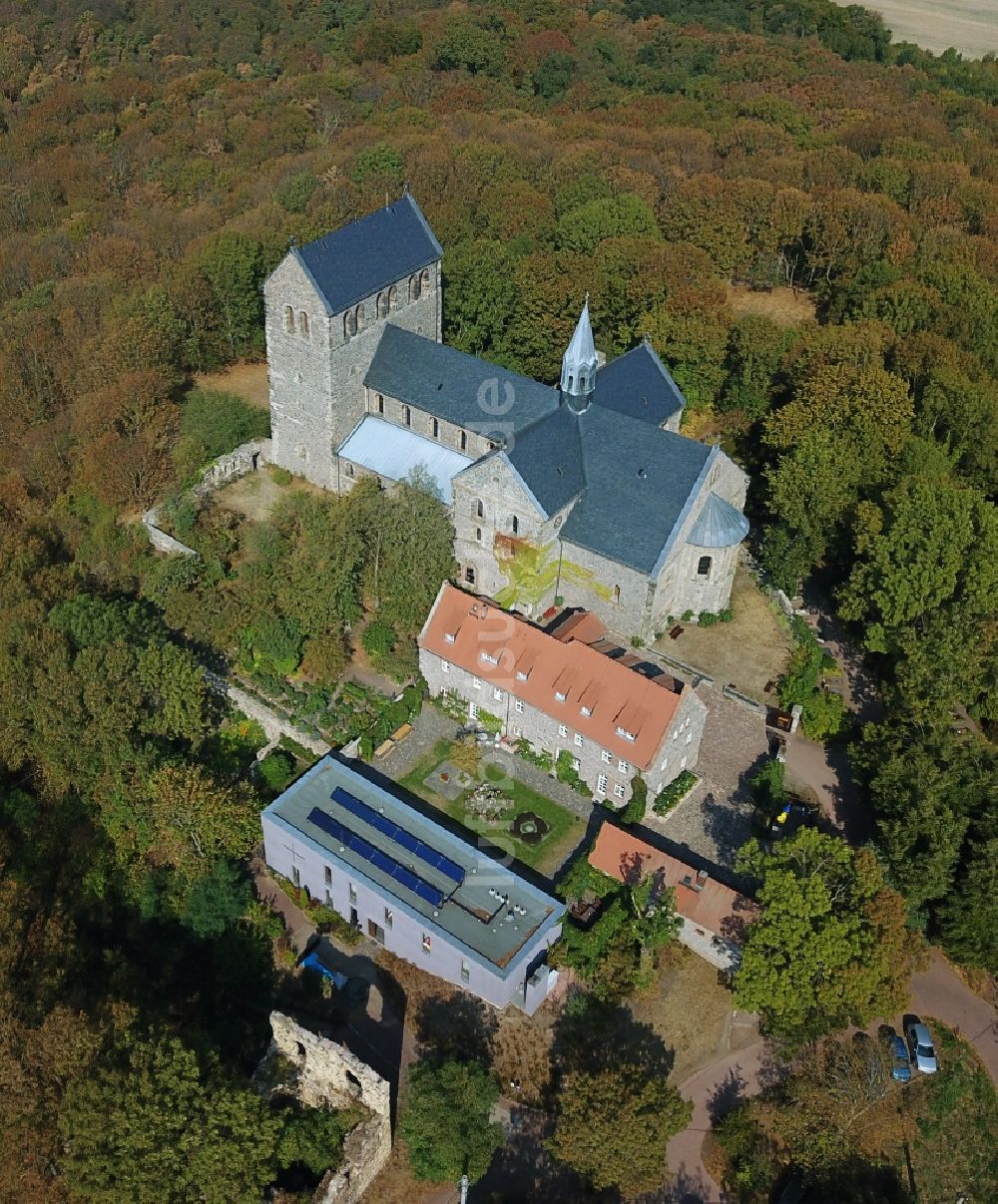 Luftaufnahme Petersberg - Gebäudekomplex Stiftskirche und Klosters St. Peter in Petersberg im Bundesland Sachsen-Anhalt
