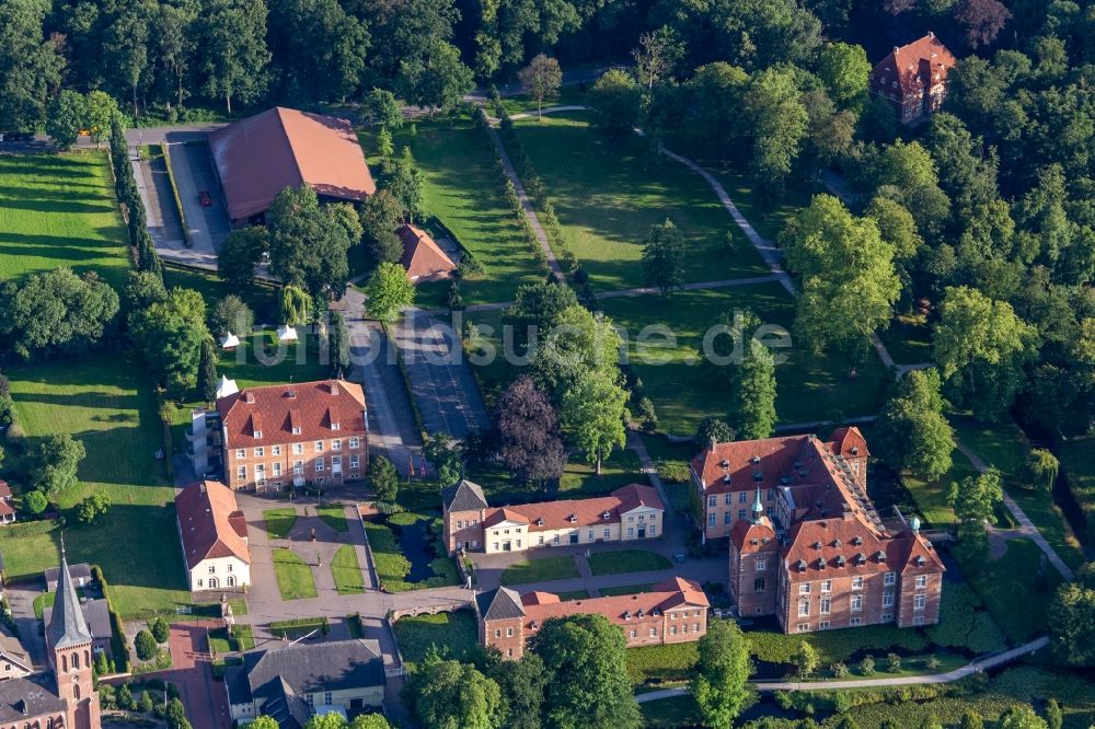 Velen von oben - Gebäudekomplex des Weiterbildungs- und Bildungszentrums Châteauform - Schloss Velen in Velen im Bundesland Nordrhein-Westfalen, Deutschland