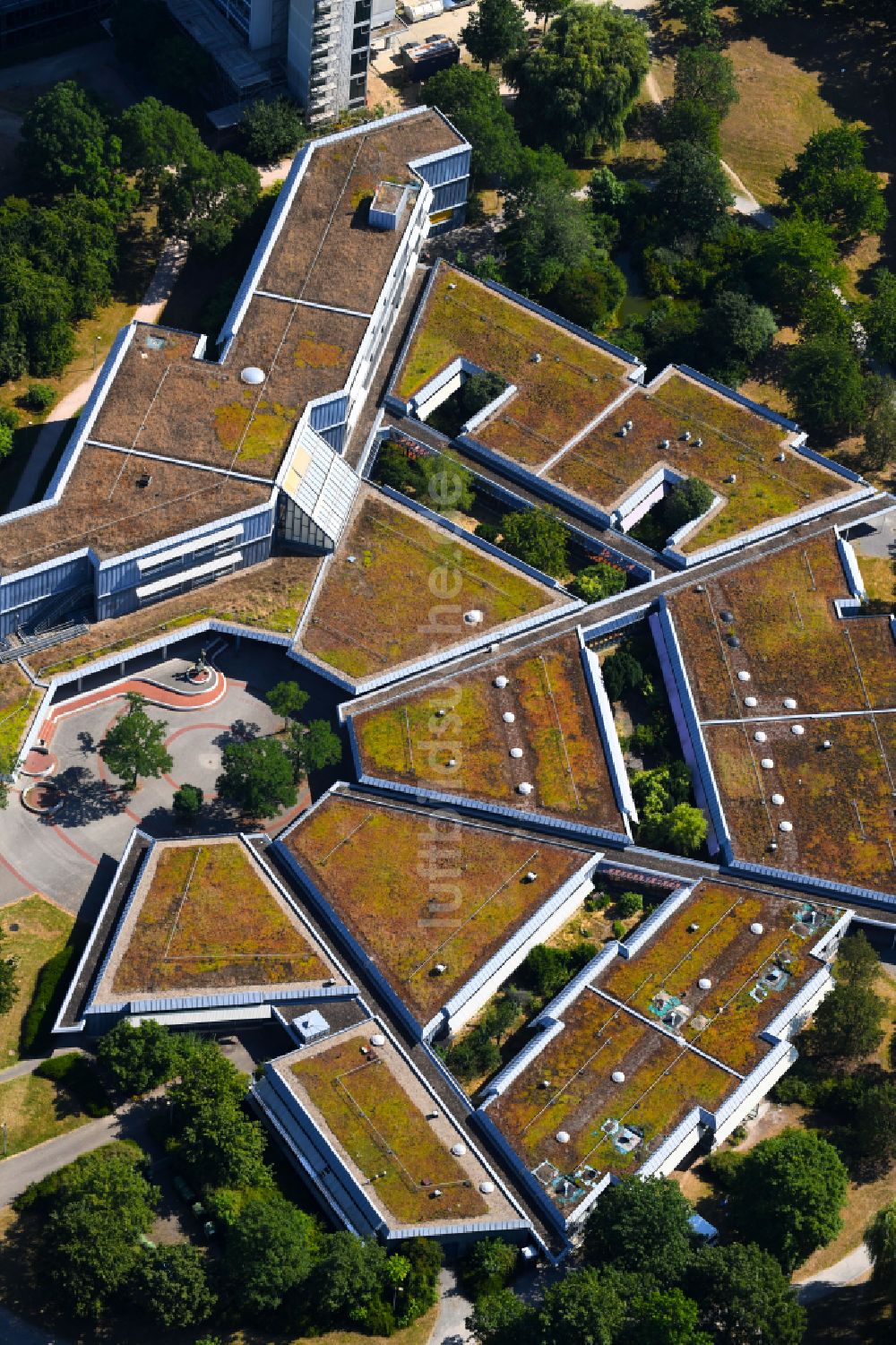 Luftbild Karlsruhe - Gebäudekomplex des Weiterbildungs- und Bildungszentrums Elisabeth-Selbert-Schule in Karlsruhe im Bundesland Baden-Württemberg, Deutschland
