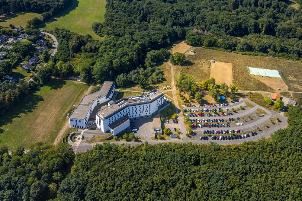 Bossel von oben - Gebäudekomplex des Weiterbildungs- und Bildungszentrums IG-Metall-Bildungszentrum in Bossel im Bundesland Nordrhein-Westfalen, Deutschland