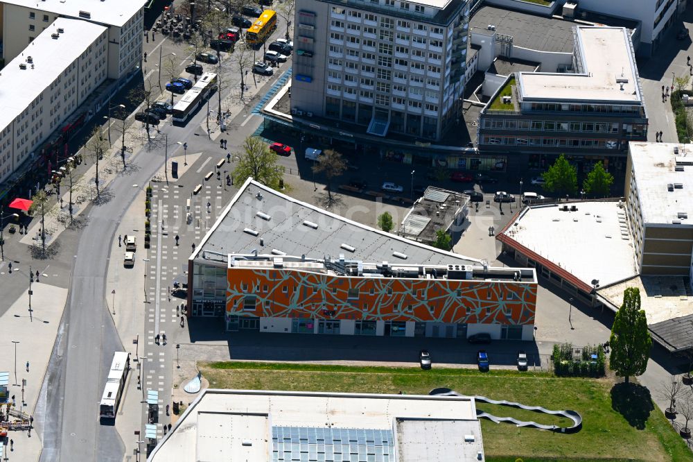 Luftaufnahme Wolfsburg - Gebäudekomplex des Weiterbildungs- und Bildungszentrums 42 Wolfsburg in Wolfsburg im Bundesland Niedersachsen, Deutschland