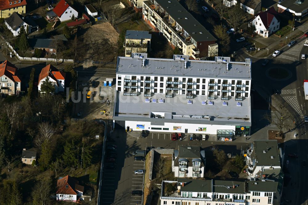 Luftaufnahme Berlin - Gebäudekomplexes des LIDL- Einkaufszentrum im Ortsteil Mahlsdorf in Berlin, Deutschland