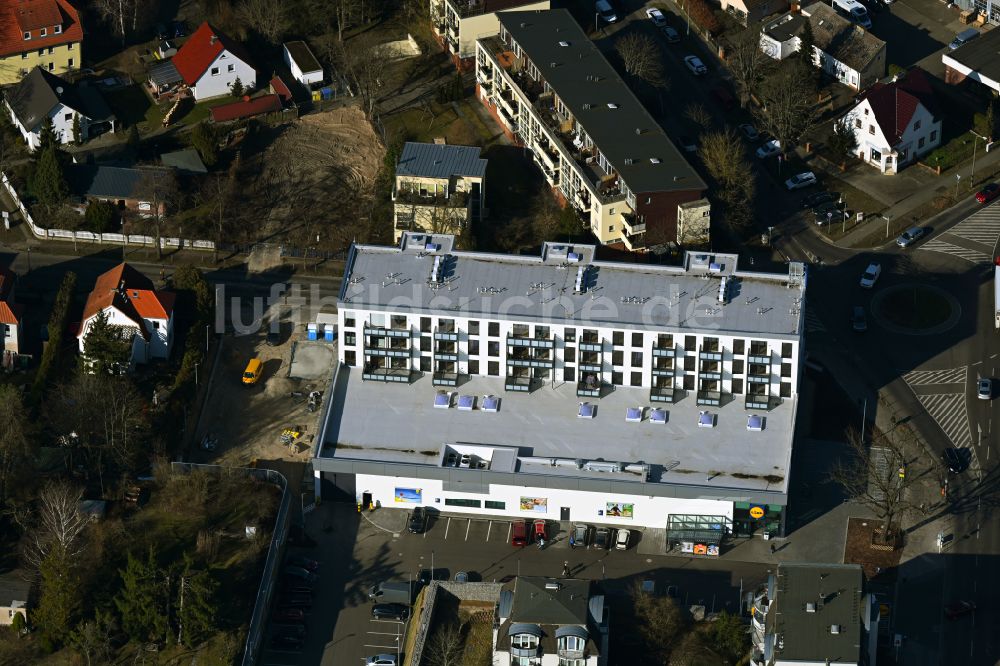 Berlin von oben - Gebäudekomplexes des LIDL- Einkaufszentrum im Ortsteil Mahlsdorf in Berlin, Deutschland