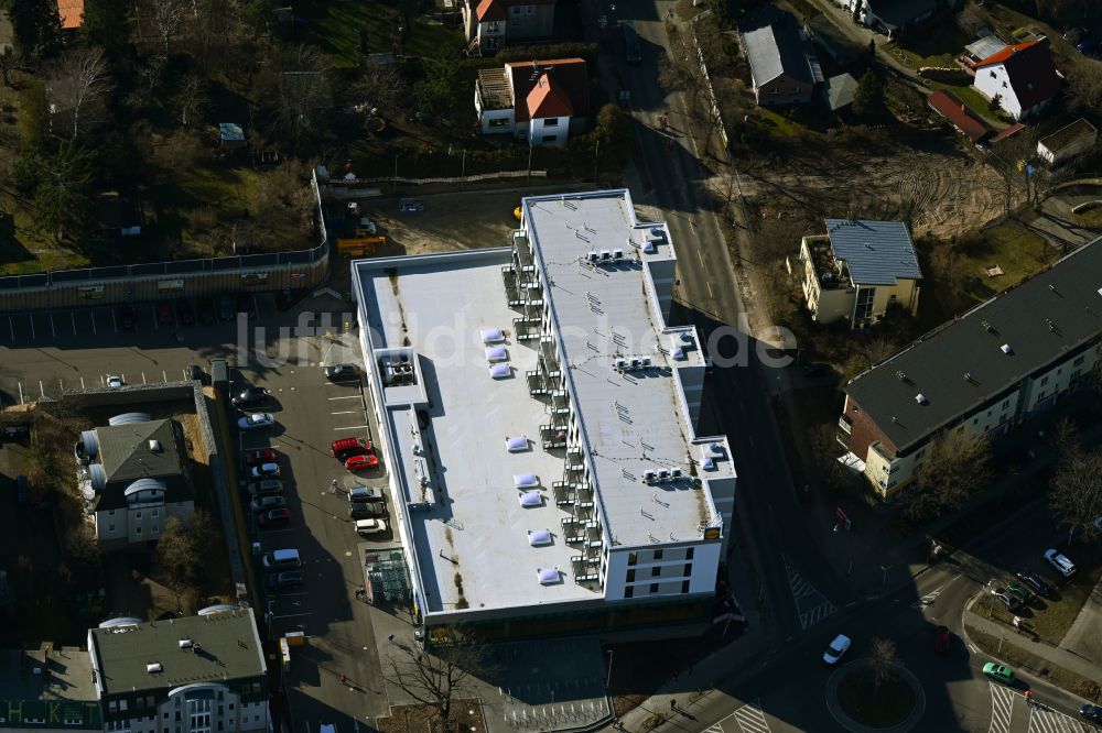 Berlin aus der Vogelperspektive: Gebäudekomplexes des LIDL- Einkaufszentrum im Ortsteil Mahlsdorf in Berlin, Deutschland