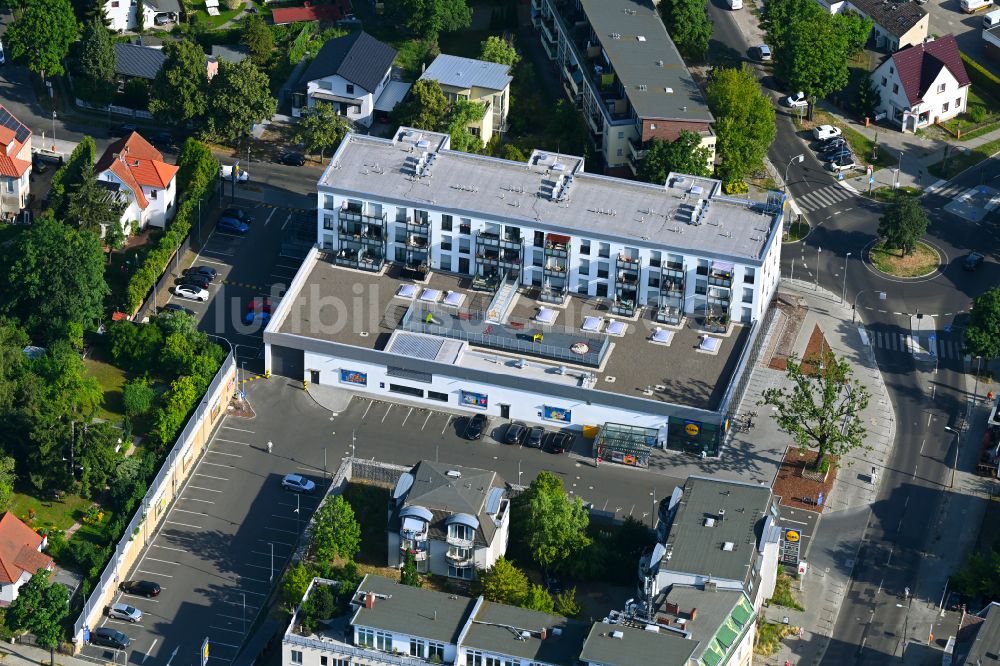 Luftbild Berlin - Gebäudekomplexes des LIDL- Einkaufszentrum im Ortsteil Mahlsdorf in Berlin, Deutschland