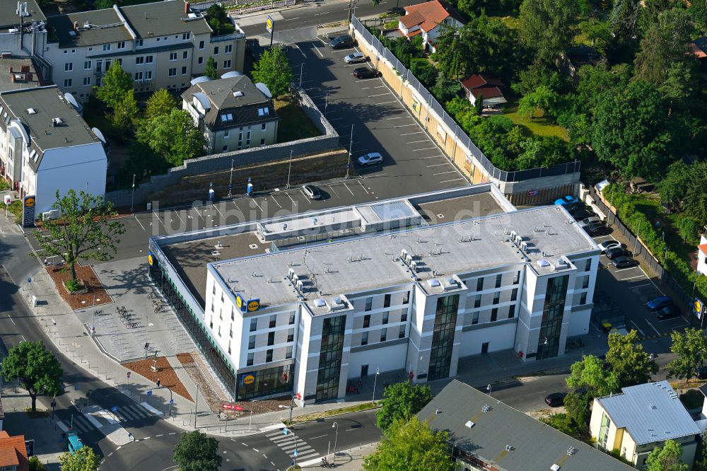 Berlin von oben - Gebäudekomplexes des LIDL- Einkaufszentrum im Ortsteil Mahlsdorf in Berlin, Deutschland