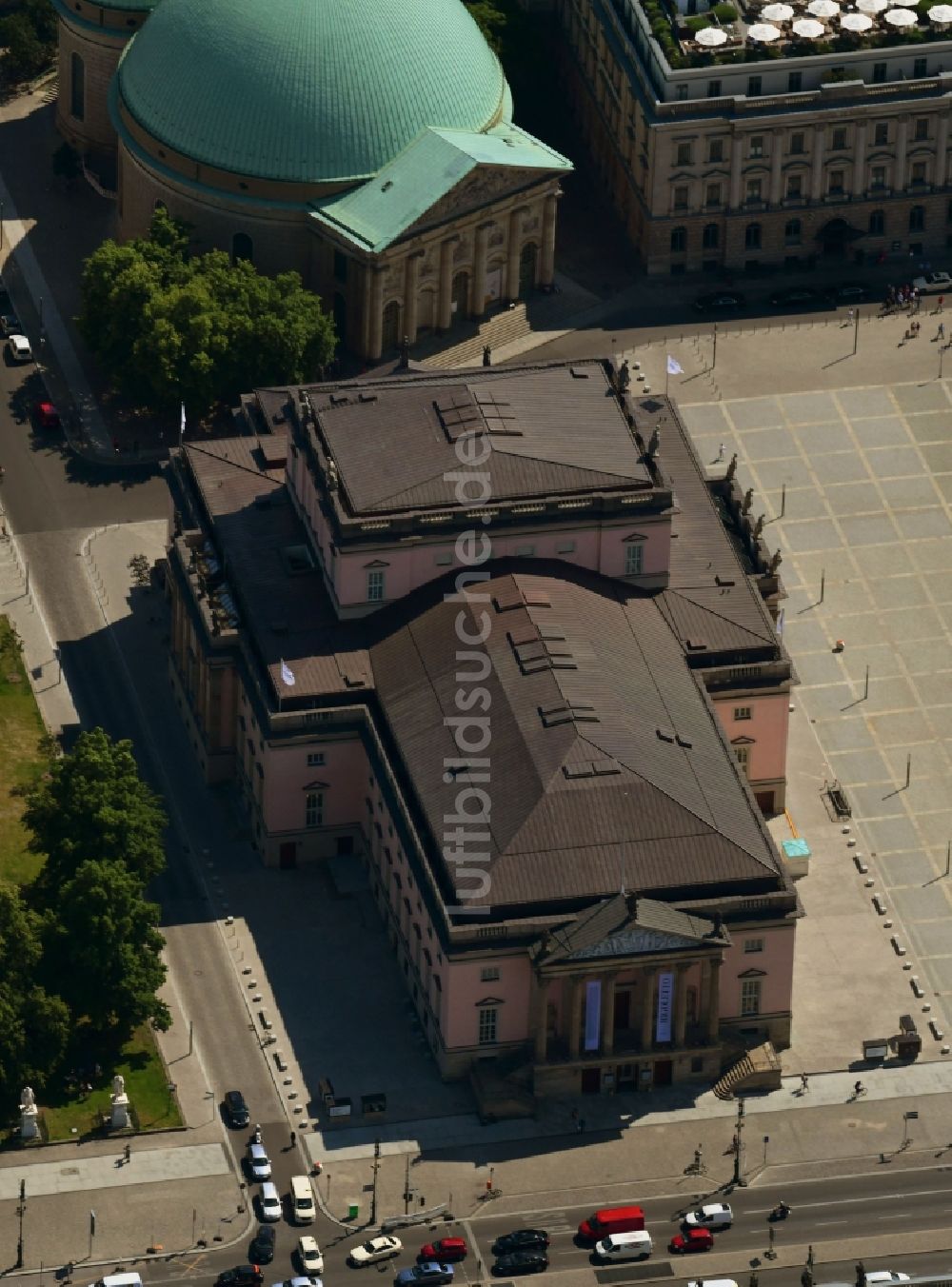 Berlin aus der Vogelperspektive: Gebäudes der Staatsoper Unter den Linden in Berlin Mitte am Bebelplatz