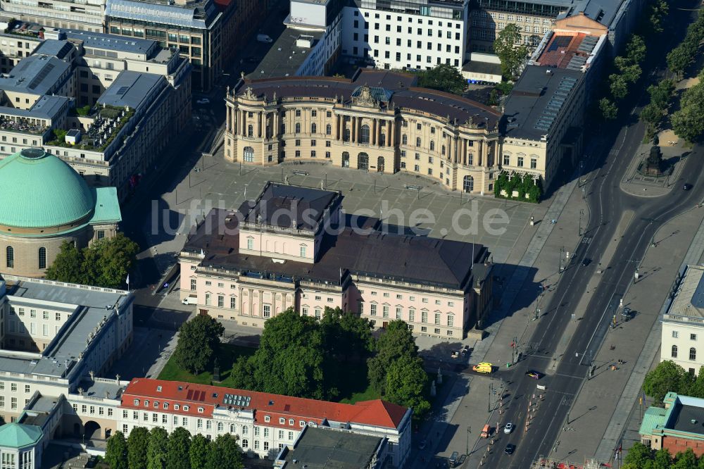 Luftaufnahme Berlin - Gebäudes der Staatsoper Unter den Linden in Berlin Mitte am Bebelplatz