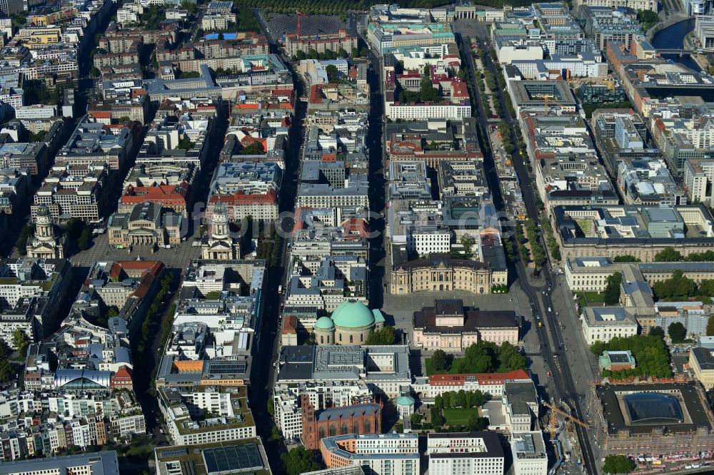 Berlin aus der Vogelperspektive: Gebäudes der Staatsoper Unter den Linden in Berlin Mitte am Bebelplatz