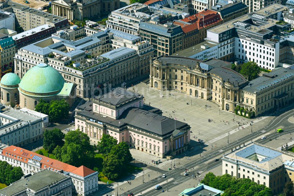 Berlin von oben - Gebäudes der Staatsoper Unter den Linden in Berlin Mitte am Bebelplatz