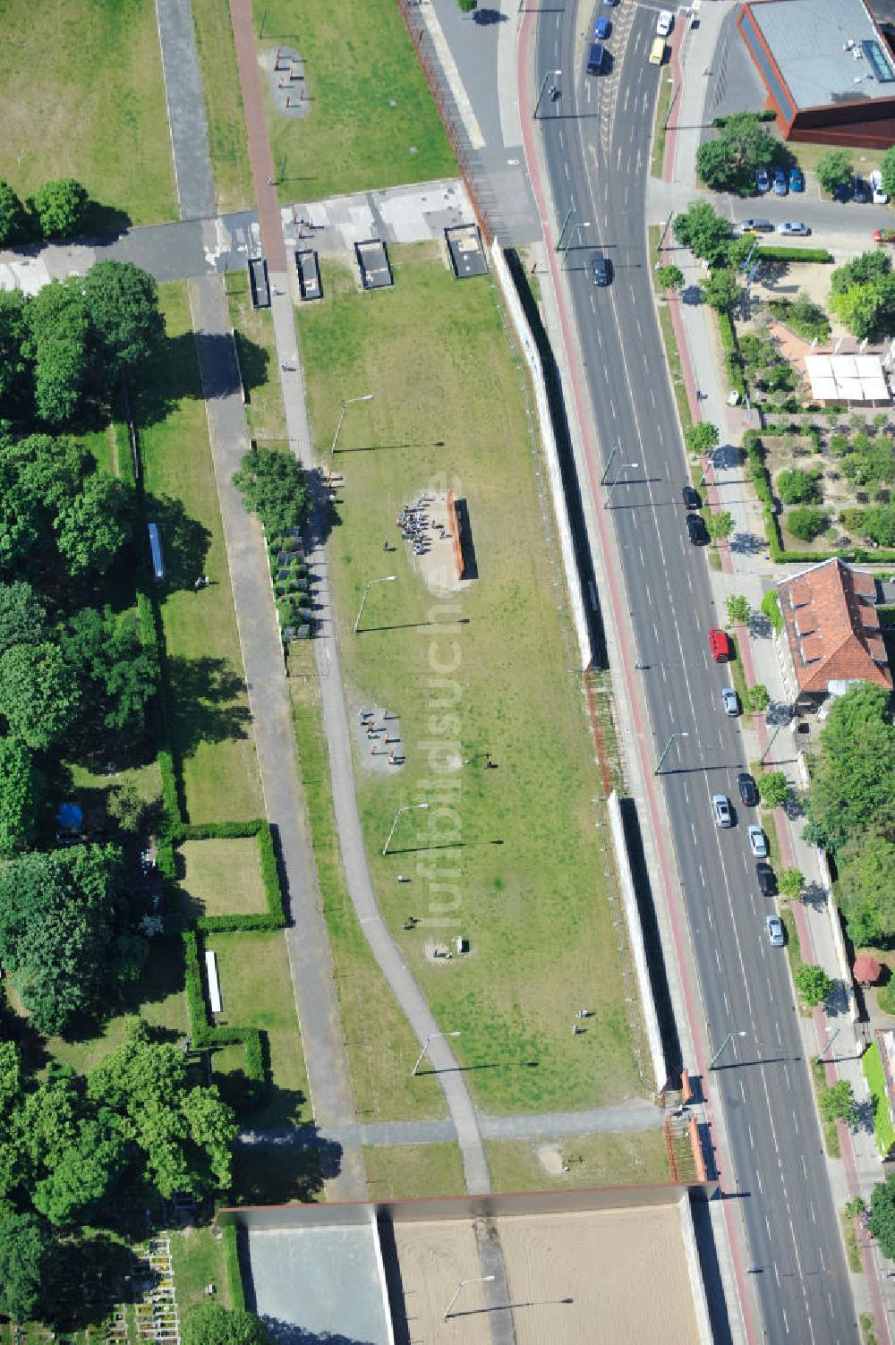 Luftbild Berlin Prenzlauer Berg - Gedenkstätte Berliner Mauer an der Bernauer Straße in Berlin-Prenzlauer Berg