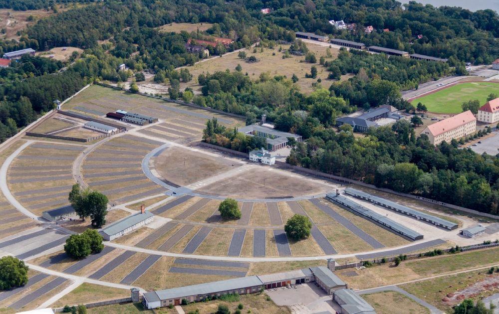 Oranienburg aus der Vogelperspektive: Gedenkstätte für das ehemalige Konzentrationslager Sachsenhausen an der Straße der Nationen im Bundesland Brandenburg