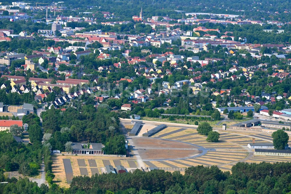 Luftaufnahme Oranienburg - Gedenkstätte für das ehemalige Konzentrationslager Sachsenhausen an der Straße der Nationen im Bundesland Brandenburg