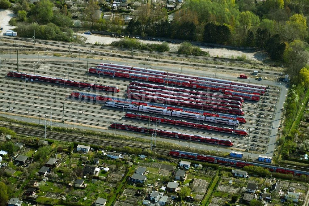Luftaufnahme Rostock - Gefüllte Abstellgleise der Deutschen Bahn in Rostock im Bundesland Mecklenburg-Vorpommern, Deutschland