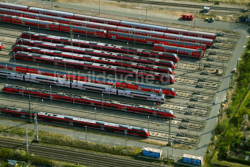 Rostock von oben - Gefüllte Abstellgleise der Deutschen Bahn in Rostock im Bundesland Mecklenburg-Vorpommern, Deutschland