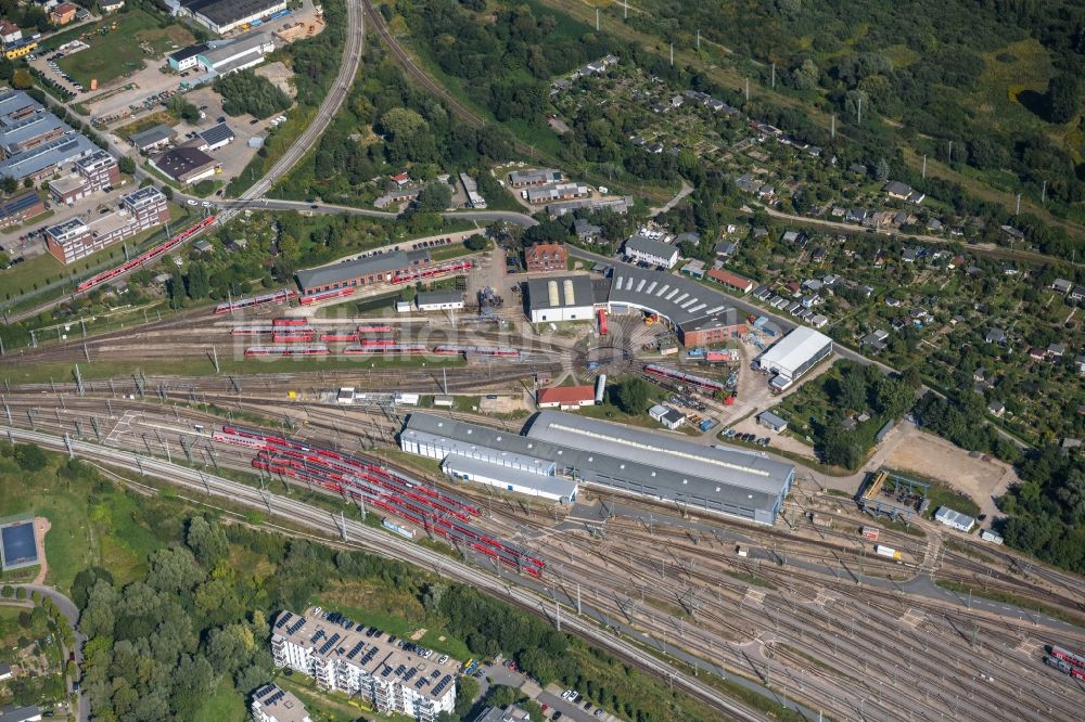 Luftbild Rostock - Gefüllte Abstellgleise der Deutschen Bahn in Rostock im Bundesland Mecklenburg-Vorpommern, Deutschland