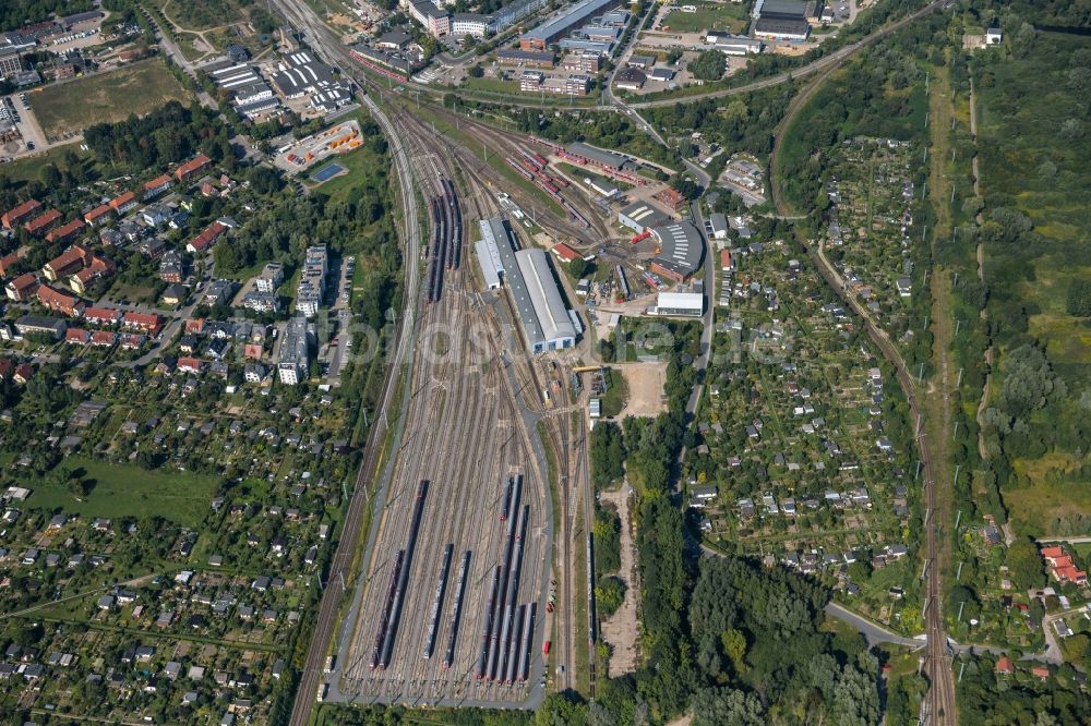 Rostock von oben - Gefüllte Abstellgleise der Deutschen Bahn in Rostock im Bundesland Mecklenburg-Vorpommern, Deutschland
