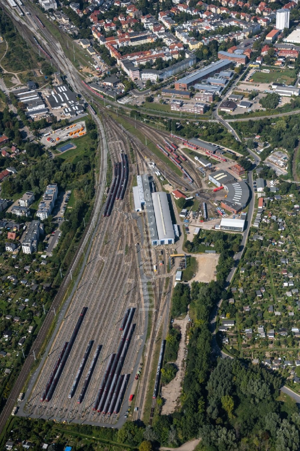 Rostock aus der Vogelperspektive: Gefüllte Abstellgleise der Deutschen Bahn in Rostock im Bundesland Mecklenburg-Vorpommern, Deutschland