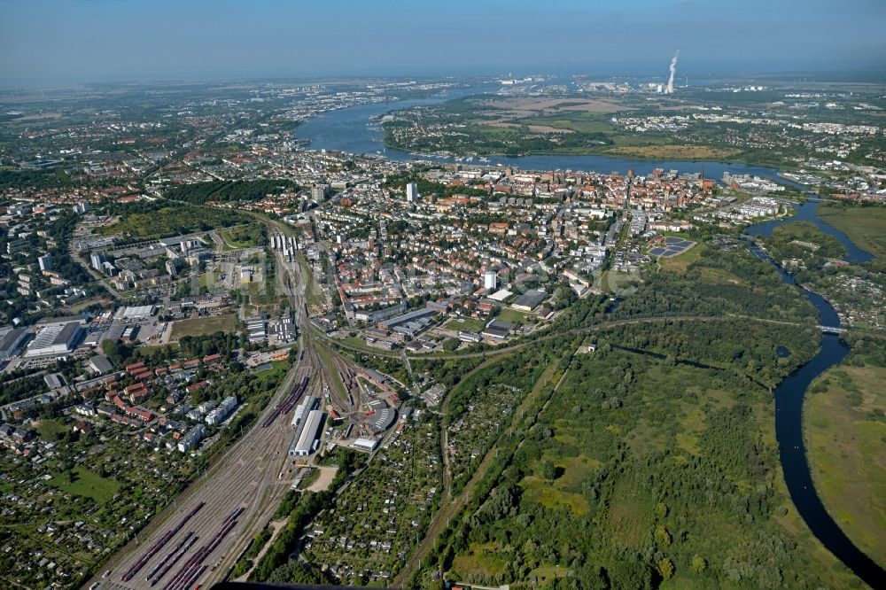 Luftbild Rostock - Gefüllte Abstellgleise der Deutschen Bahn in Rostock im Bundesland Mecklenburg-Vorpommern, Deutschland