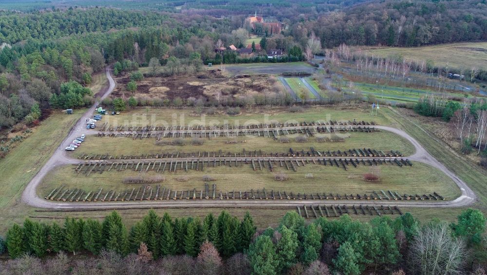 Luftaufnahme Chorin - Gefällte Baumstämme auf einem Wertholz- Lagerplatz einer Verkaufs- Auktion in Chorin im Bundesland Brandenburg, Deutschland