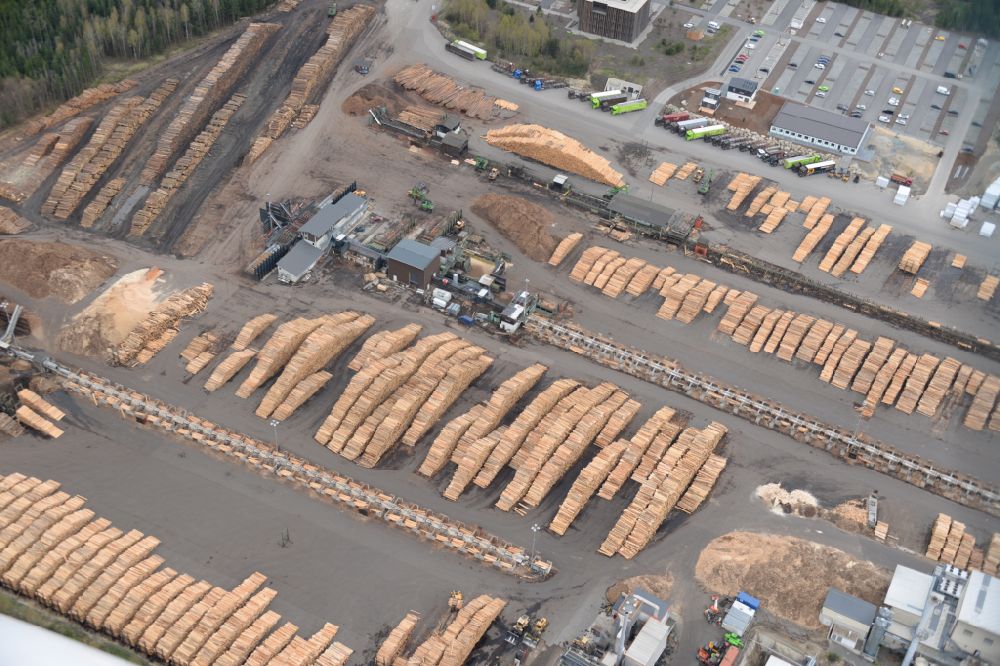 Luftbild Plößberg - Gefällte Baumstämme und Sägewerk Ziegler Holzindustrie in Plößberg im Bundesland Bayern, Deutschland