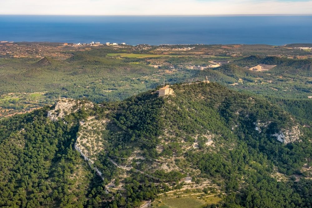 Felanich aus der Vogelperspektive: Geheiligte Stätte Santuari de la Mare de Déu de Sant Salvador in Felanitx in Balearische Insel Mallorca, Spanien