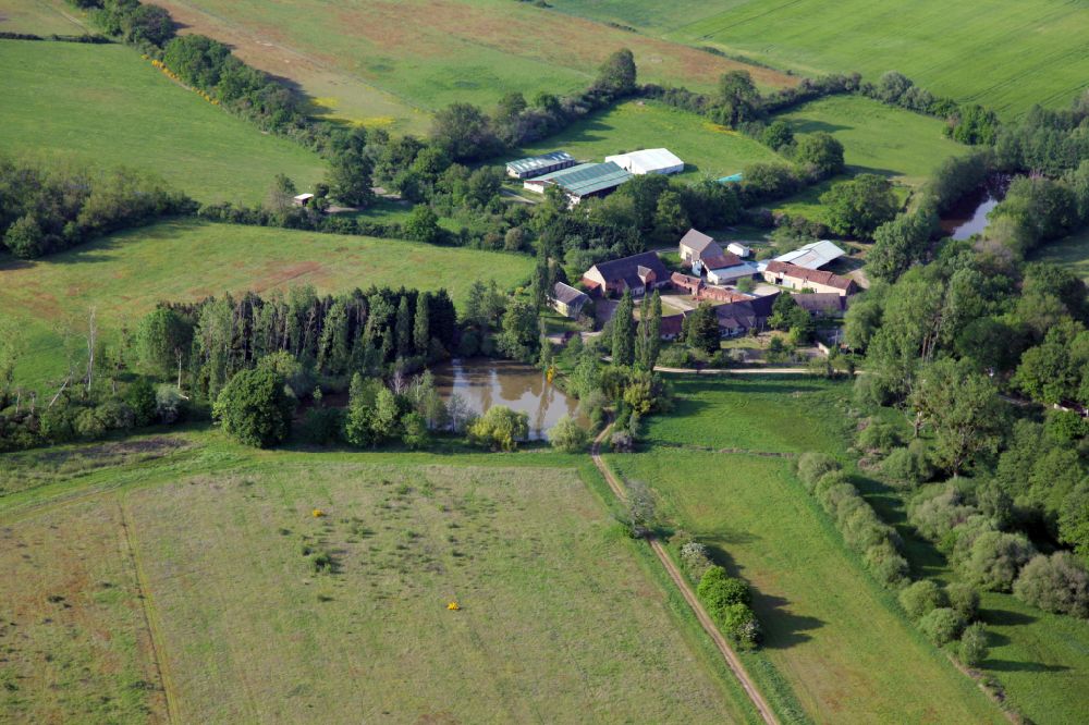 Luftbild Lion-en-Sullias - Gehöft und Bauernhof bei einem Teich in Lion-en-Sullias in Centre, Frankreich