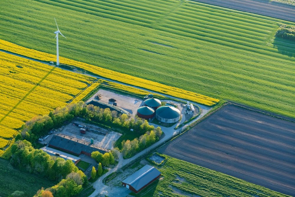 Luftbild Drochtersen - Gehöft und Bauernhof mit Bio Gasanlage in Drochtersen im Bundesland Niedersachsen, Deutschland