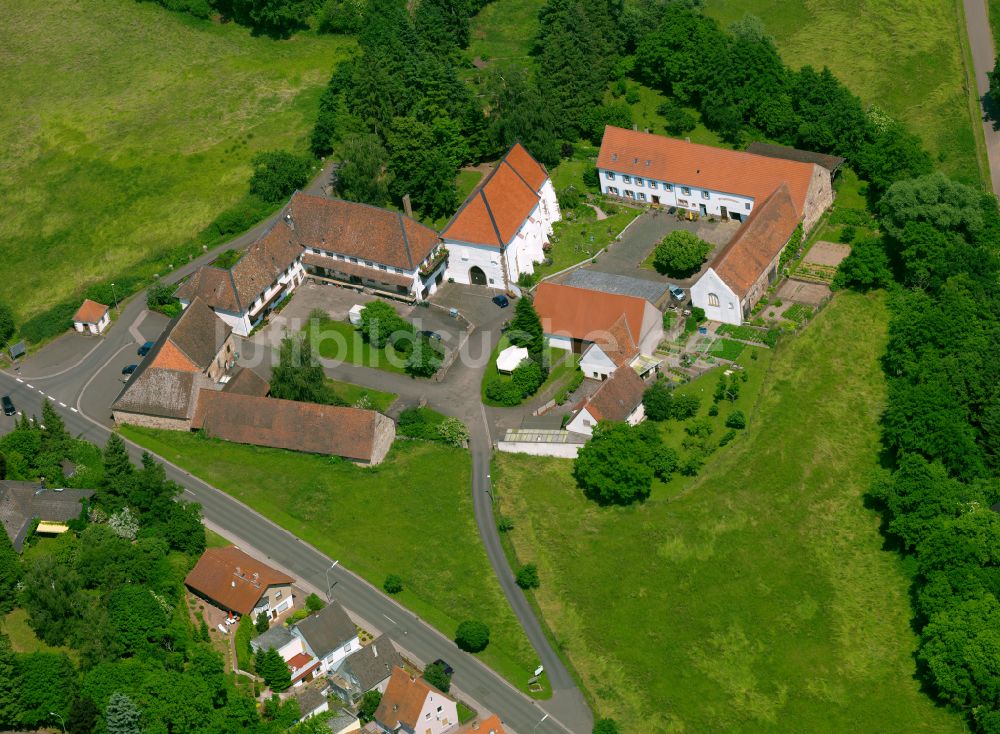 Bolanden von oben - Gehöft und Bauernhof in Bolanden im Bundesland Rheinland-Pfalz, Deutschland