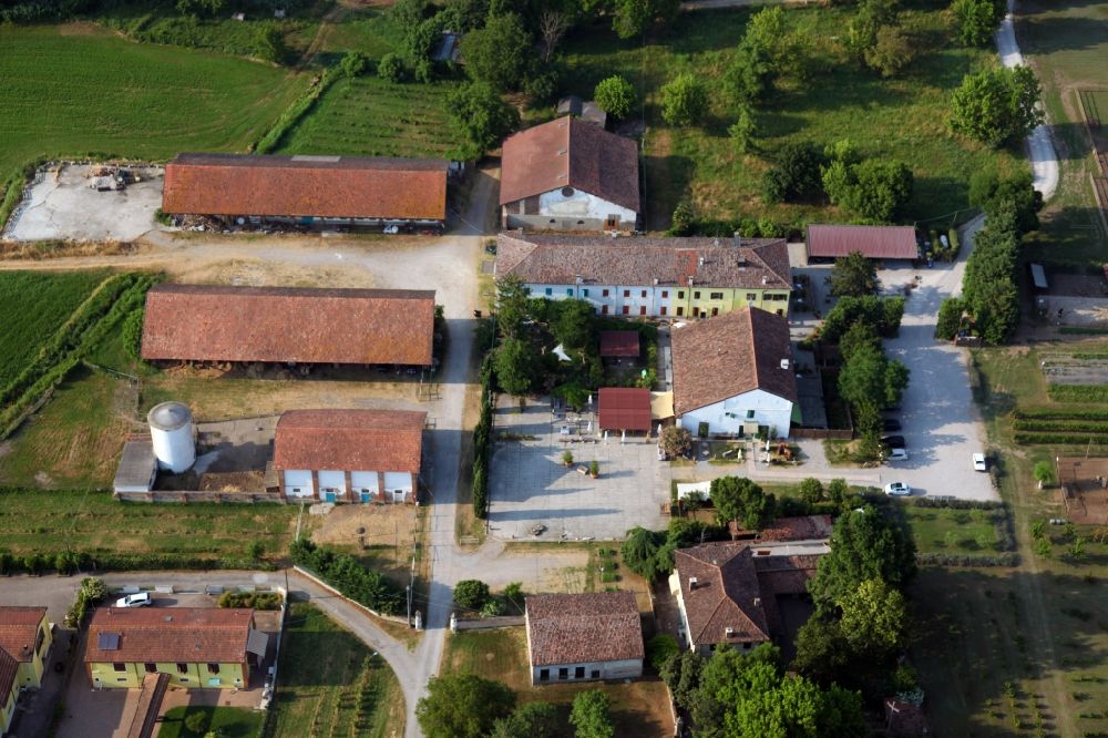 Luftaufnahme Corte Barco - Gehöft und Bauernhof in Corte Barco in der Lombardei -Lombardia, Italien