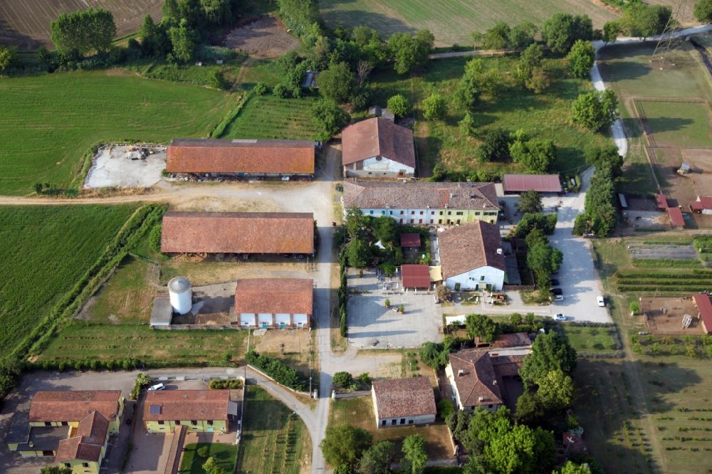 Corte Barco von oben - Gehöft und Bauernhof in Corte Barco in der Lombardei -Lombardia, Italien
