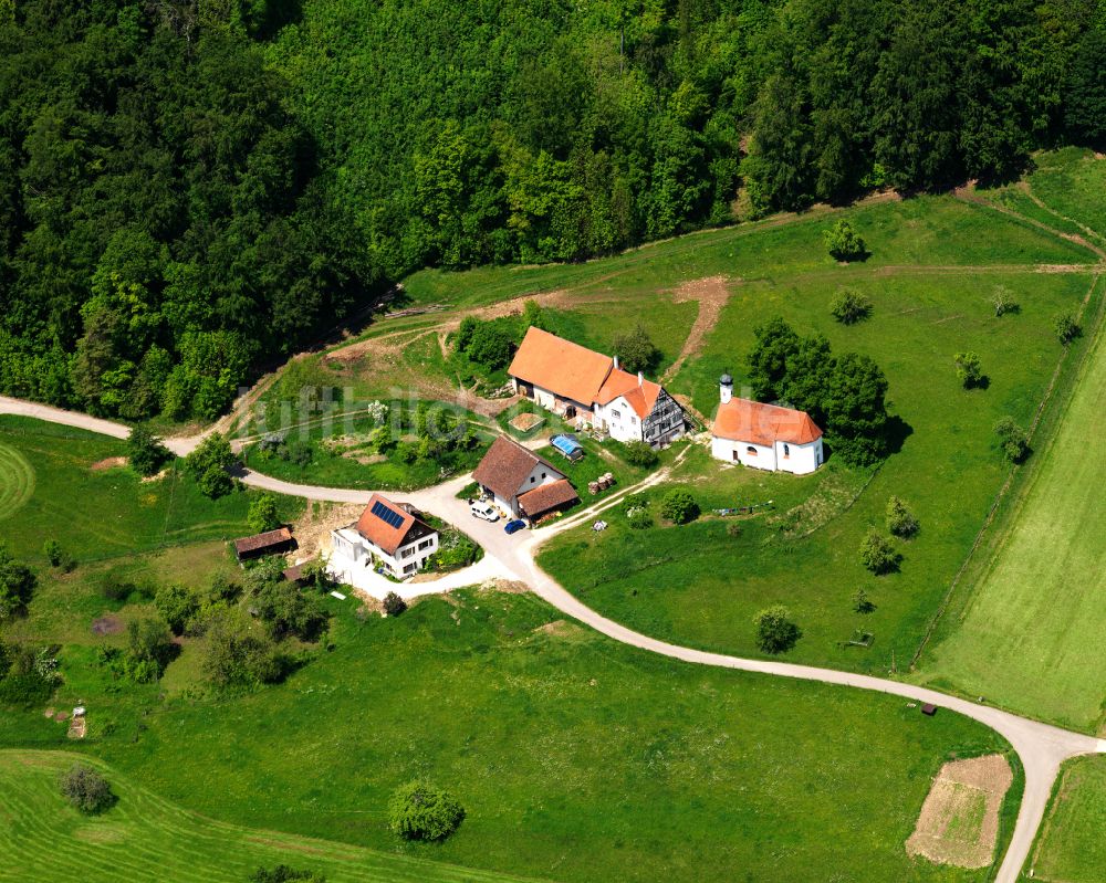 Langenenslingen von oben - Gehöft und Bauernhof in Langenenslingen im Bundesland Baden-Württemberg, Deutschland