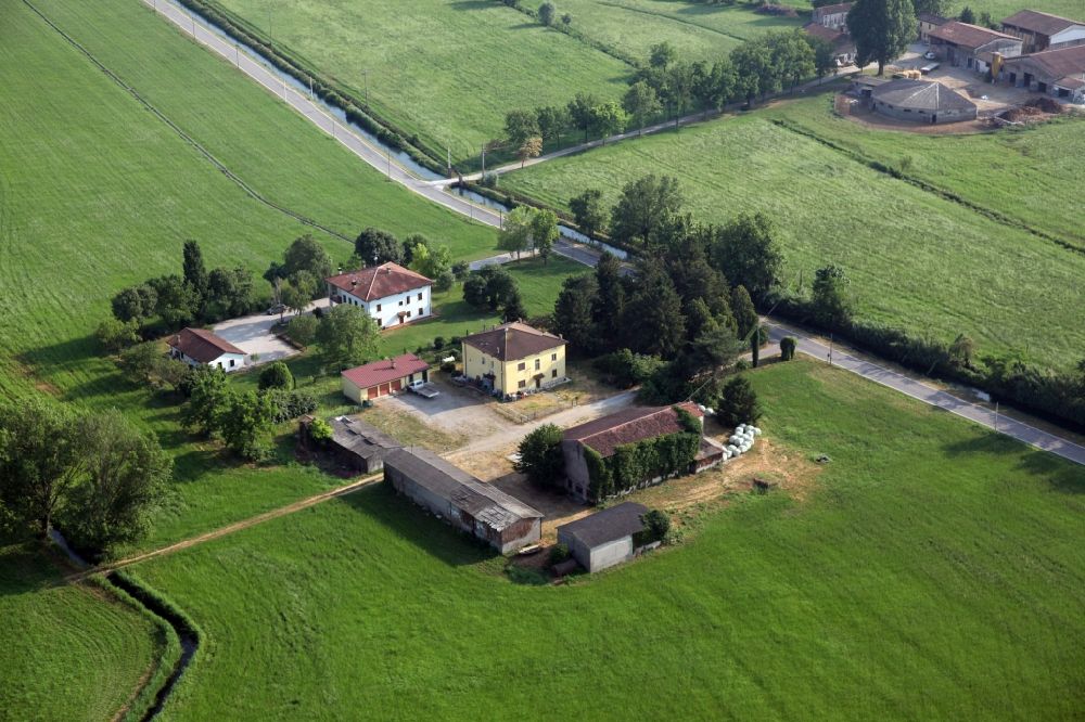 Luftaufnahme Massimbona - Gehöft und Bauernhof in Massimbona in der Lombardei -Lombardia, Italien