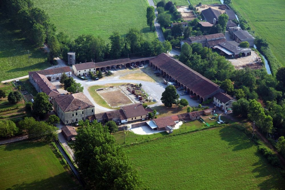 Massimbona von oben - Gehöft und Bauernhof in Massimbona in der Lombardei -Lombardia, Italien