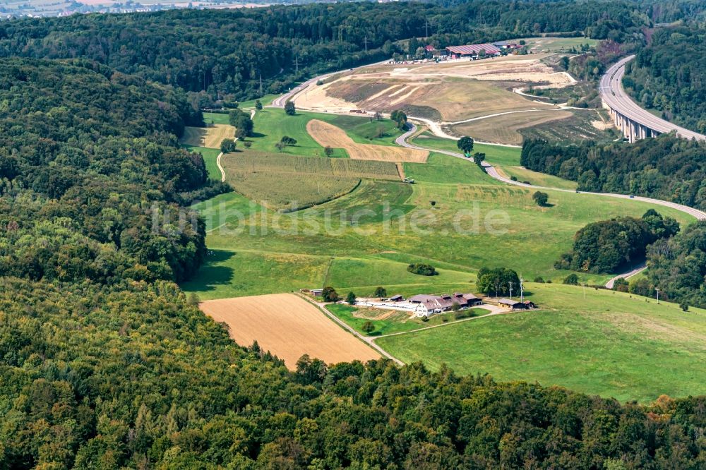 Inzlingen aus der Vogelperspektive: Gehöft und Bauernhof neben der A98 in Inzlingen im Bundesland Baden-Württemberg, Deutschland
