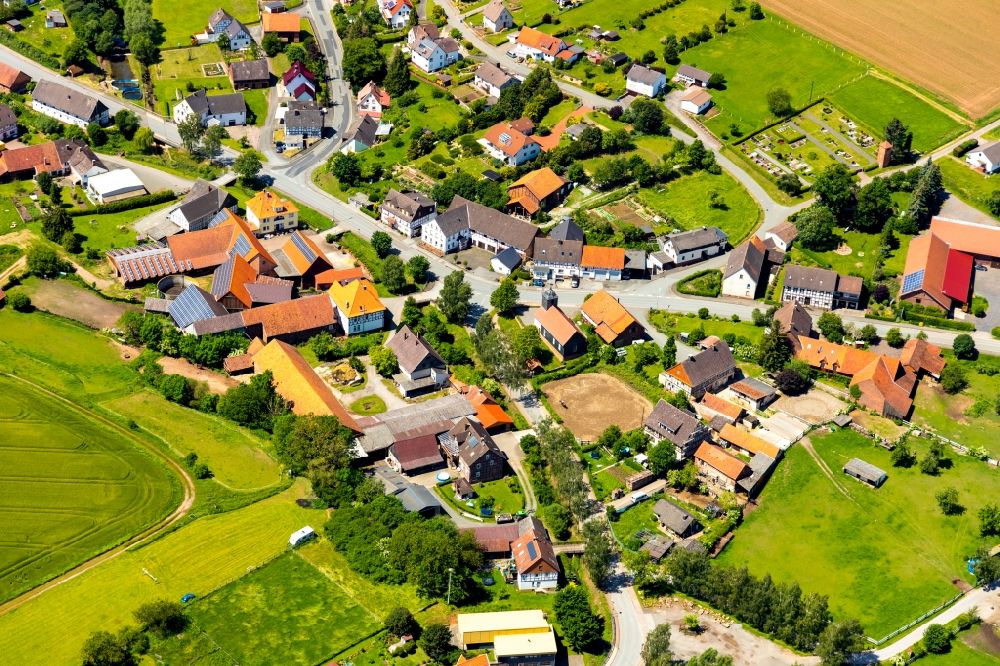 Nieder-Waroldern von oben - Gehöft und Bauernhof in Nieder-Waroldern im Bundesland Hessen, Deutschland