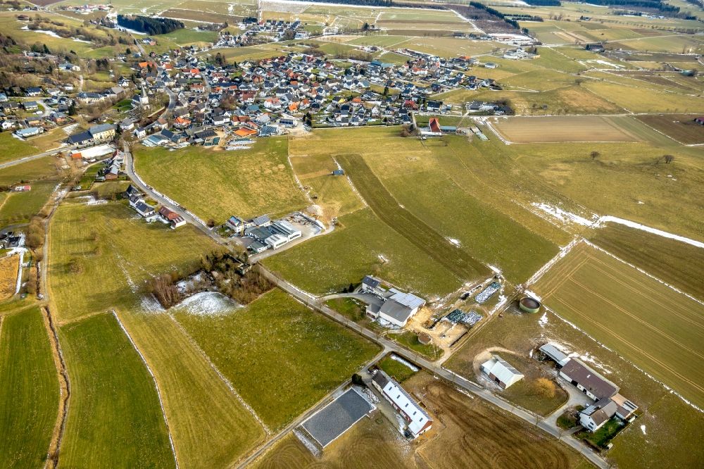 Luftbild Thülen - Gehöft und Bauernhof am Ortsrand in Thülen im Bundesland Nordrhein-Westfalen, Deutschland