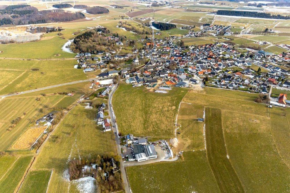 Thülen von oben - Gehöft und Bauernhof am Ortsrand in Thülen im Bundesland Nordrhein-Westfalen, Deutschland