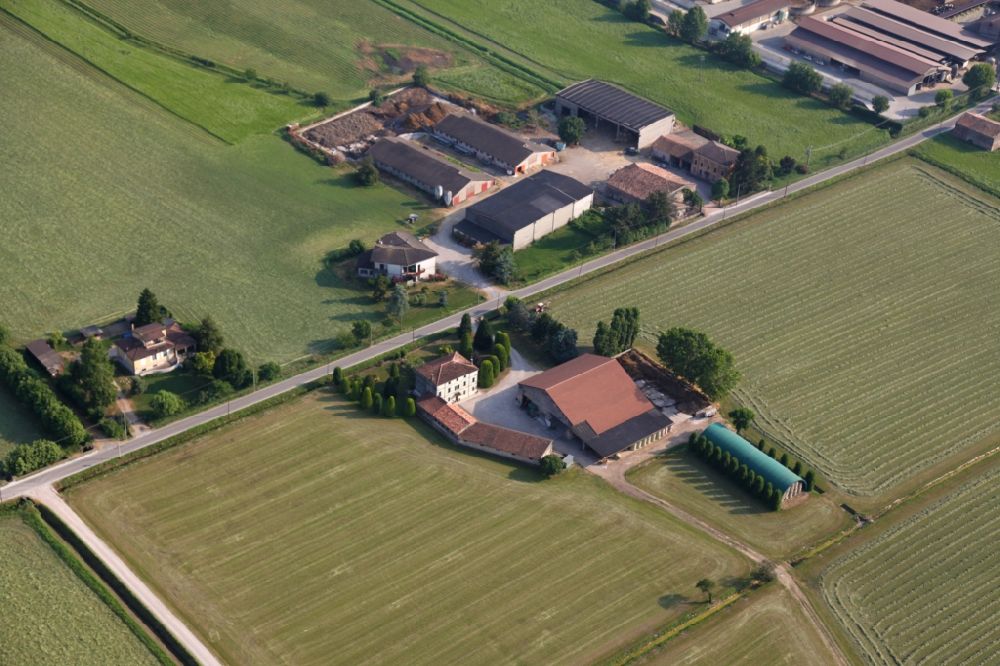 Luftbild Marmirolo - Gehöft und Bauernhof im Ortsteil Corte Scaraglio in Marmirolo in der Lombardei -Lombardia, Italien