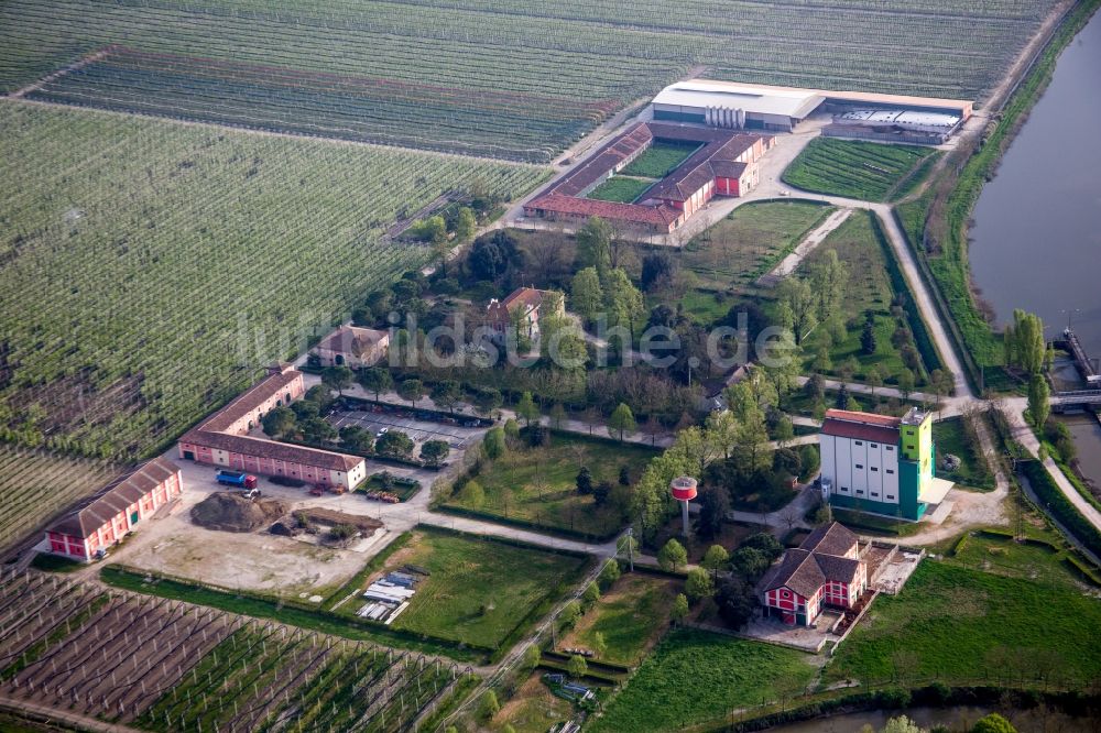 Lodigiana aus der Vogelperspektive: Gehöft eines Bauernhofes in der Po-Ebene am Rand von bestellten Feldern in Lodigiana in Emilia-Romagna, Italien