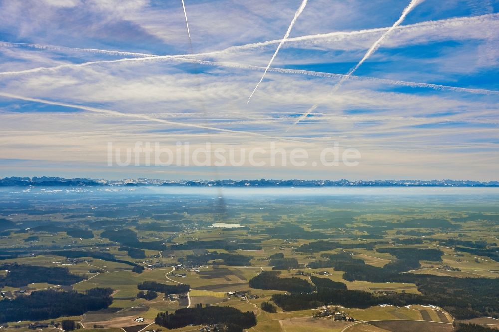 Steinbach von oben - Gehöft eines Bauernhofes mit dem Panorama des Alpen - Gebirges im Hintergrund in Steinbach im Bundesland Bayern, Deutschland