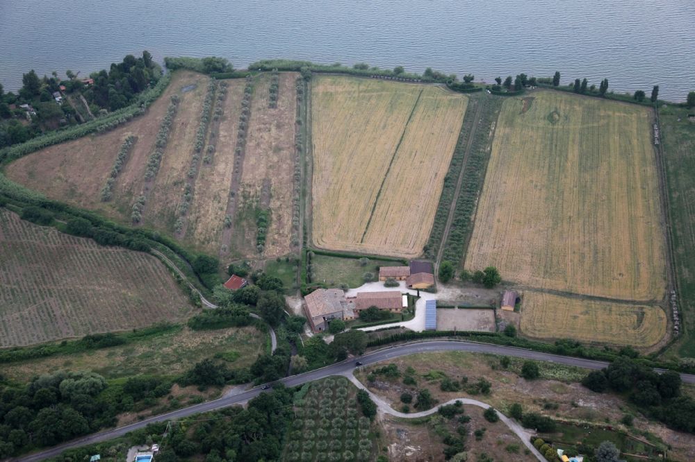Luftaufnahme Bolsena - Gehöft eines Bauernhofes am Rand von bestellten Feldern in Bolsena in Latium in Italien